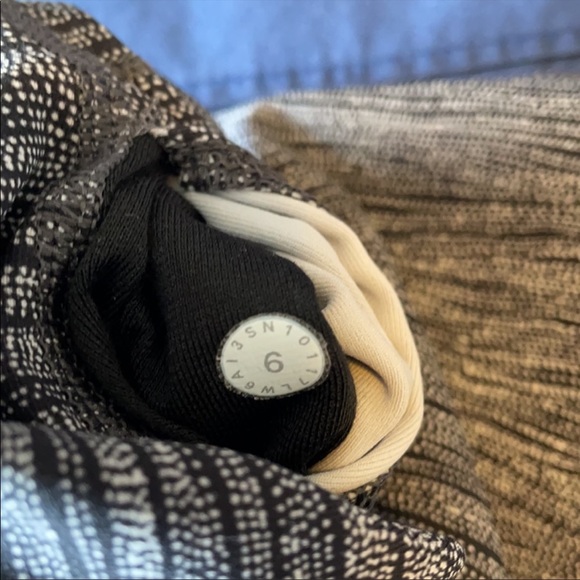 Lululemon Wonder Under High Rise capris. - Picture 2 of 4